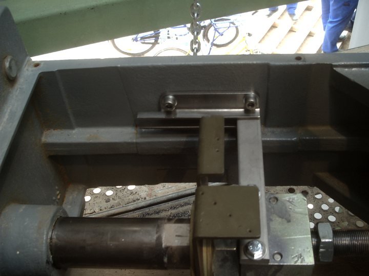 Guide and mounting detail. Photographed because in two days I would not have trusted my memory of it.